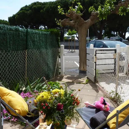 Sol-y-days Mathilde: Beachfront Garden With Parking *